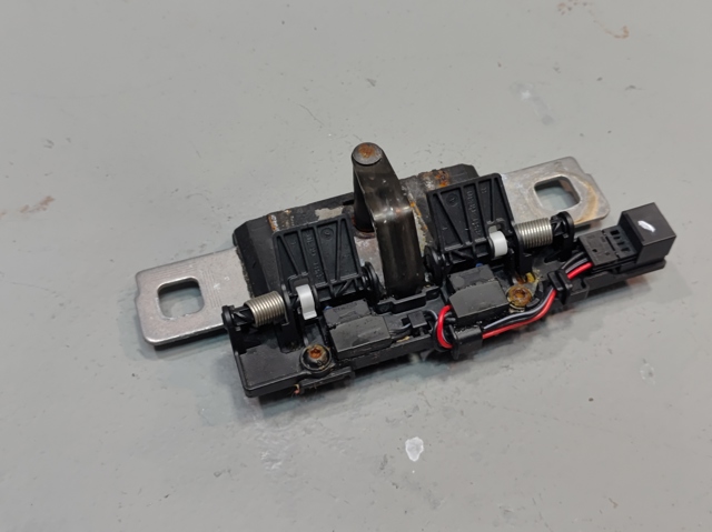 Фіксатор замка кришки багажника 80A827507A VAG