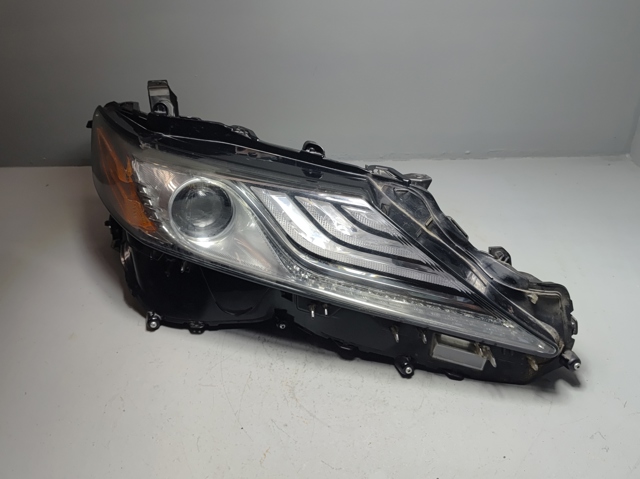 Фара правая 8111006D71 TOYOTA