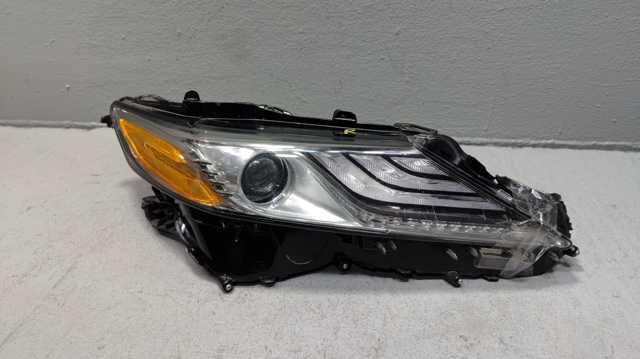 Права блок фара 8111006D81 TOYOTA