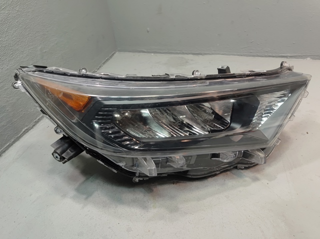 Фара передня права 811100R142 TOYOTA