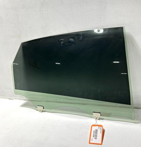 Скло задньої двері правої 823005UB0A NISSAN