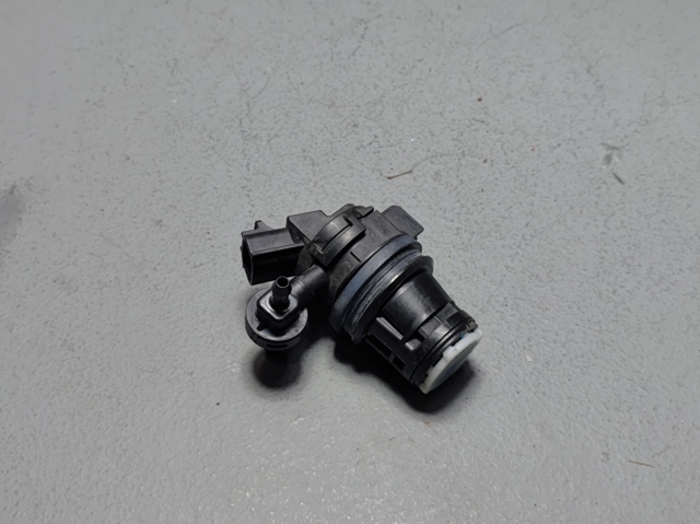 Електропомпа омивача передній/задній 8533042010 TOYOTA