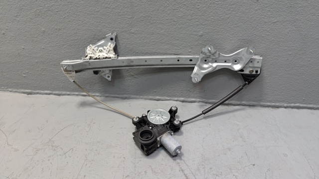 Мотор склопідйомника водійських дверей 857200R070 TOYOTA