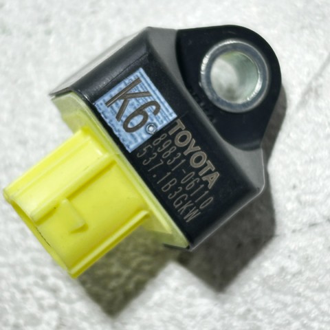 Датчик Ейрбег передній 8983106110 TOYOTA