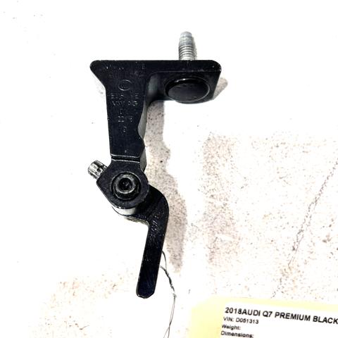 Петля водійських дверей 8S0833407A VAG