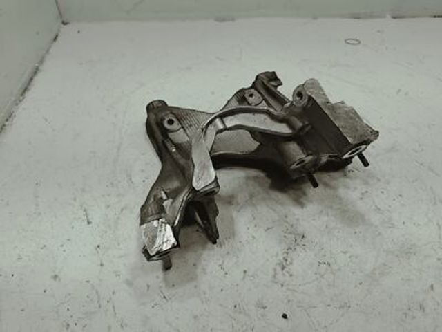 Кронштейн передньої балки 8W0399295E VAG