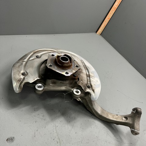 Цапфа поворотна ліва 8W0407559 VAG