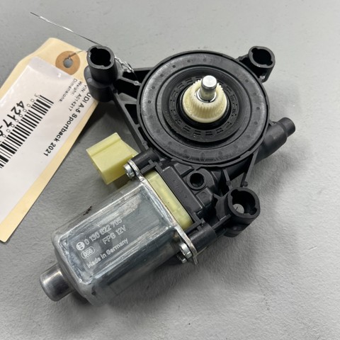 Мотор склопідйомника водійських дверей 8W0959801 VAG