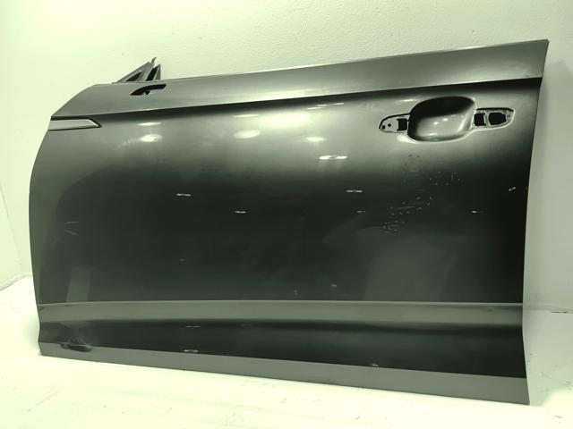 Водійські двері 8W6831051B VAG