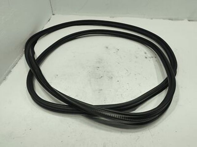 Ущільнювач задніх 3/5-х дверей 8W8827705C VAG