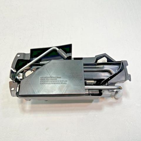 Крюк буксирувальний A2213150061 MERCEDES