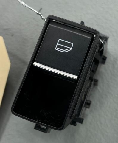 Кнопка підйомника заднього скла BDGF66370 MAZDA