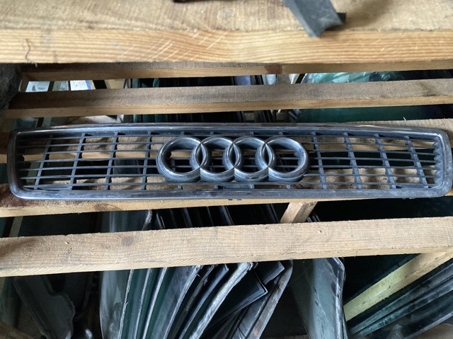 Решітка радіатора 4D0853651B VAG