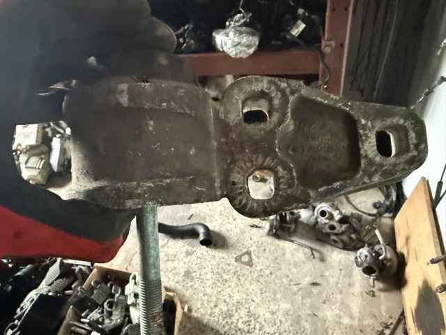 Кронштейн задньої балки 8E0501522F VAG