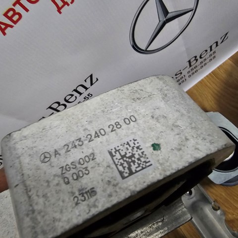 Подушка (опора) двигуна, права верхня A2432402800 MERCEDES