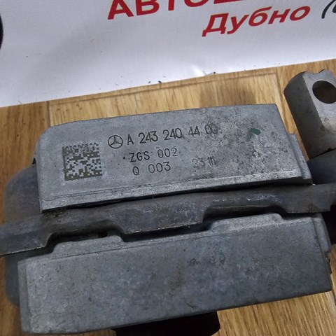 Подушка (опора) двигуна, права нижня A2432404400 MERCEDES