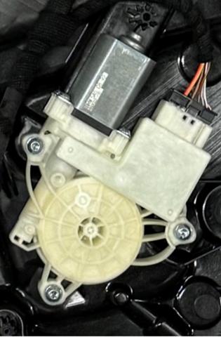 Двигун склопідіймача двері передньої, правої 51358495866 BMW