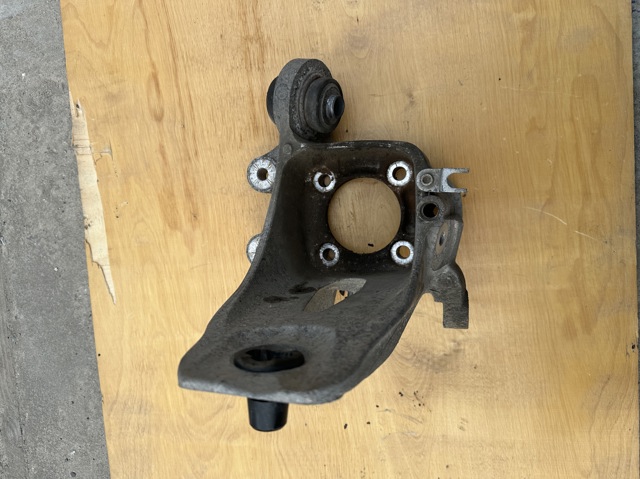 Цапфа поворотного кулака 33326770923 BMW