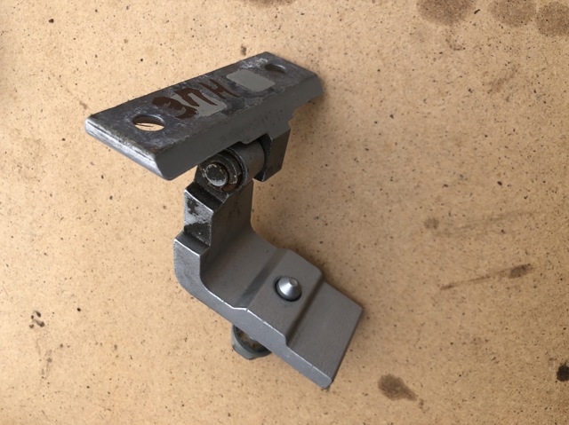 Петля задніх лівих дверей 41527200246 BMW