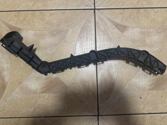 Лівий кронштейн кріплення бампера заднього 5215660080 TOYOTA