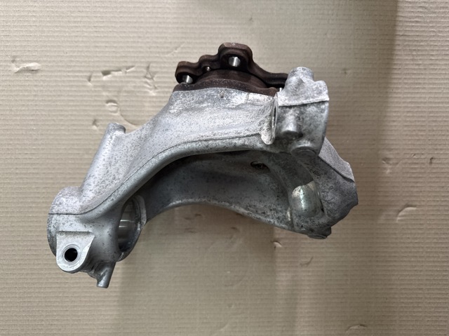 Цапфа передня ліва 31206892507 BMW