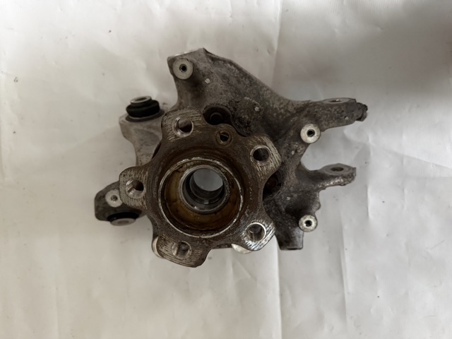 Кулак поворотний правий 33306871028 BMW