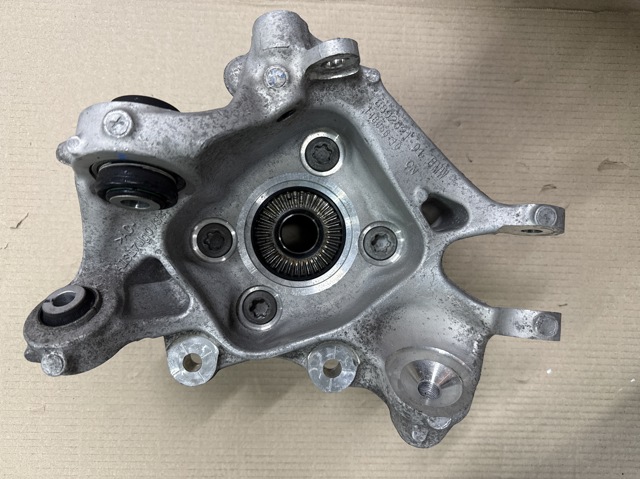 Кулак поворотний лівий 33306892519 BMW