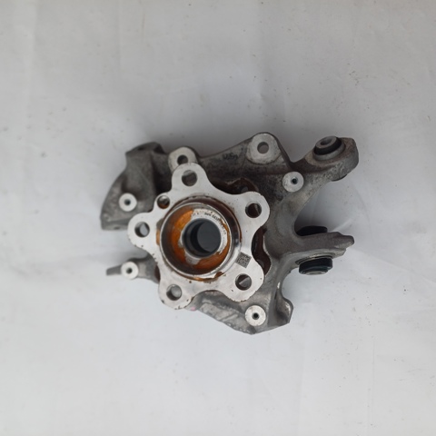 Цапфа поворотна права 33306899304 BMW