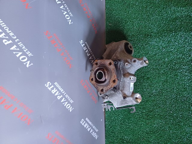Кулак поворотний правий 4M0505432AJ VAG