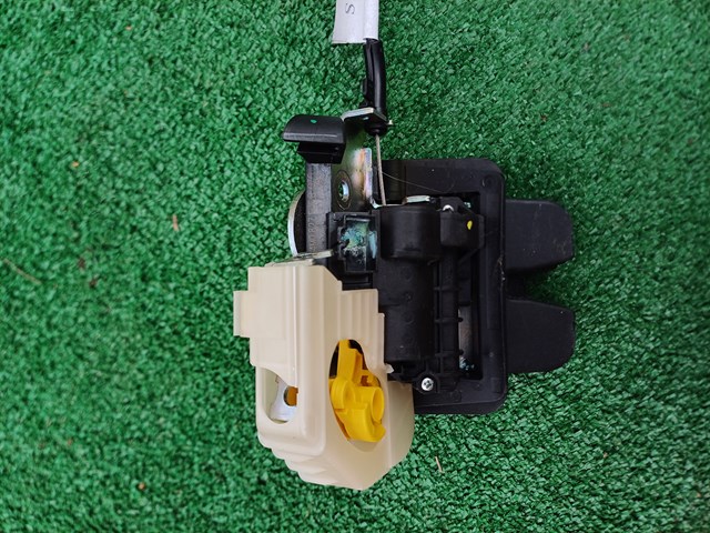 Замок кришки багажника / задніх 3/5-х дверей Ауді Ку 3