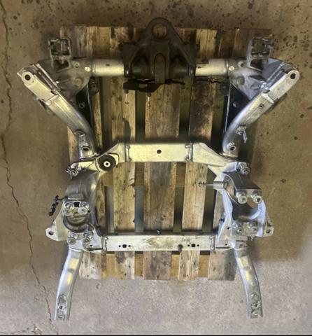 Підрамник передньої підвіски LR038759 LAND ROVER