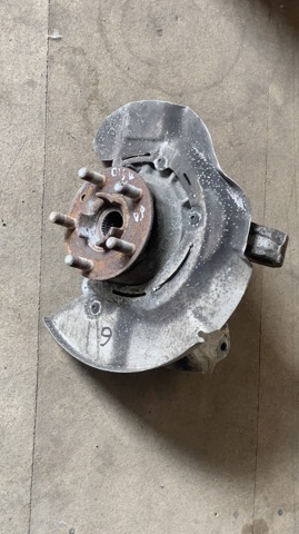 Кулак поворотний передній правий LR072598 LAND ROVER