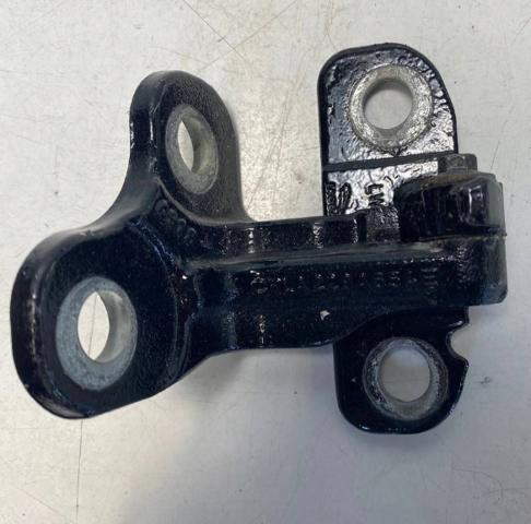 Петля передніх дверей лівих LR073596 LAND ROVER