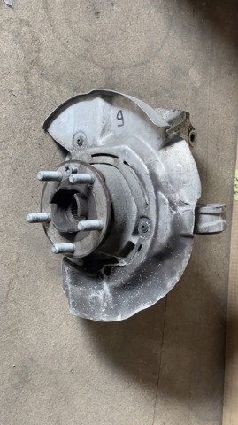 Цапфа поворотного кулака LR078178 LAND ROVER