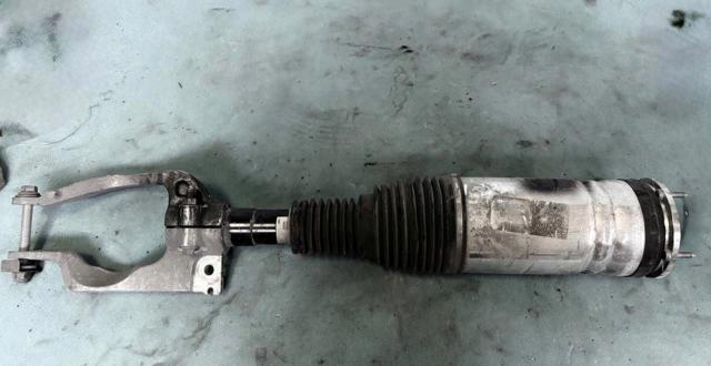Амортизатор передньої підвіски LR087082 LAND ROVER