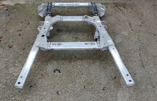Підрамник передній LR096500 LAND ROVER