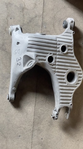 Балансир задній нижній, правий LR098766 LAND ROVER