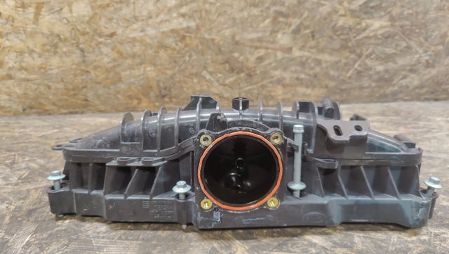 Колектор впускний LR106371 LAND ROVER