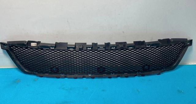 Решітка переднього бампера, центральна LR106782 LAND ROVER