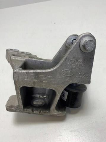 Кронштейн подушки (опори) двигуна, правої LR114215 LAND ROVER