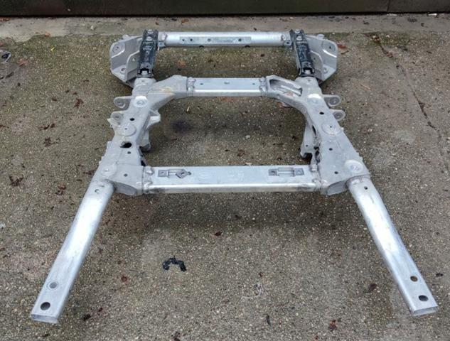 Балка передньої підвіски, підрамник LR119650 LAND ROVER