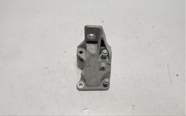 Кронштейн подушки (опори) двигуна, правої LR122399 LAND ROVER