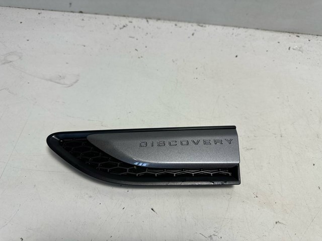 Накладка переднього правого крила LR127382 LAND ROVER