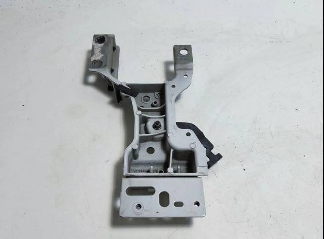 Кріплення бампера переднього LR143161 LAND ROVER