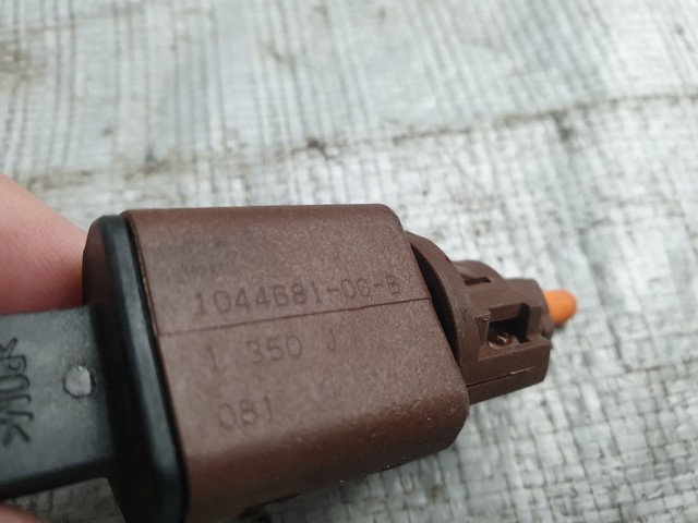 Датчик включення стопсигналу 104468100B TESLA