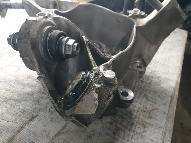 Цапфа поворотного кулака 33306876651 BMW