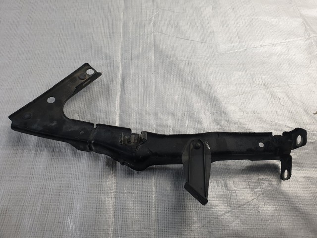 Кронштейн кріплення крила переднього лівого, передній 8T0821135C VAG