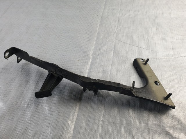 Кронштейн кріплення крила переднього лівого, передній 8T0821135C VAG