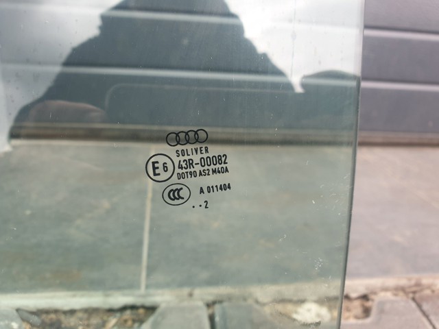 Скло водійських дверей 8T8845201B VAG