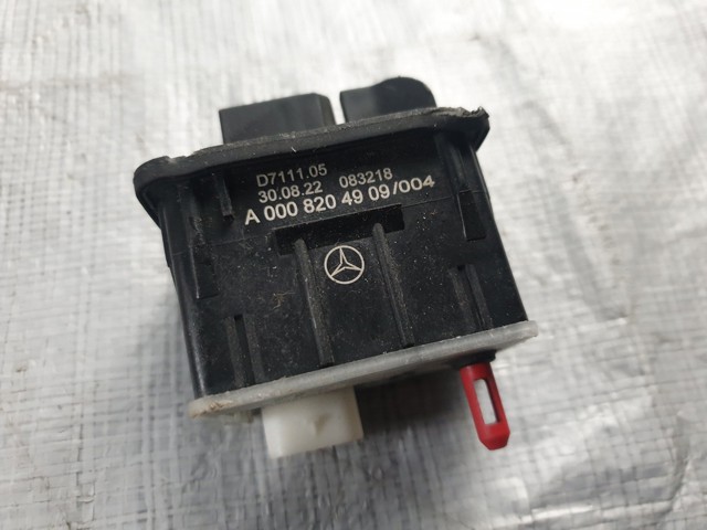 Мотор-актуатор лючка омивача заливної горловини A0008204909 MERCEDES